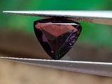 une pierre de grenat de forme triangulaire montée sur un fil