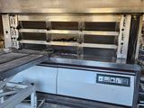 une cuisine équipée d'un grand four et d'une table au milieu de la pièce