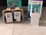 trois paquets de papier toilette posés sur une table