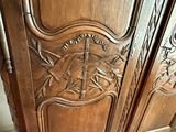 une armoire en bois surmontée d'une horloge
