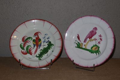 deux assiettes à motifs posées sur une table