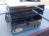 une petite table équipée d'un barbecue dans le jardin