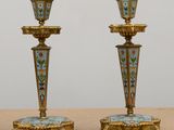 paire de bougeoirs anciens en laiton, ornés de motifs bleus et dorés
