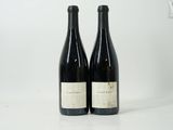 deux bouteilles de vin posées l'une à côté de l'autre sur une table