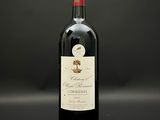 une bouteille de vin posée sur une table