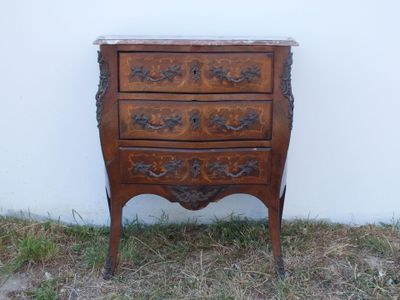 une petite commode en bois avec dessus en marbre