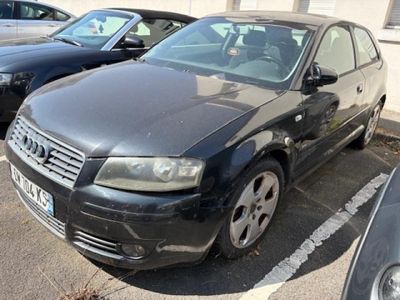une voiture noire garée dans un parking à côté d'autres voitures