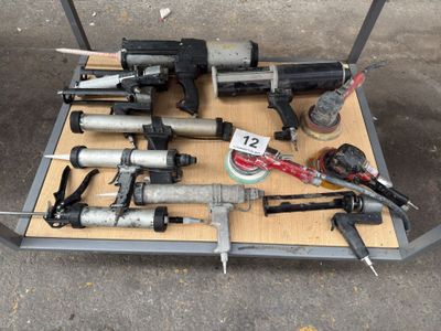 un grand nombre d'outils posés sur une table
