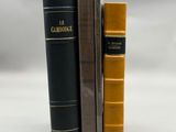trois livres sont empilés sur une surface blanche
