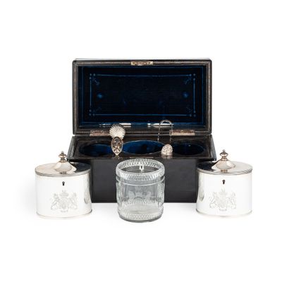 trois récipients en verre argentés et une boîte argentée