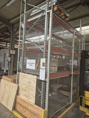 Rack de stockage et box grillagé d'isolement