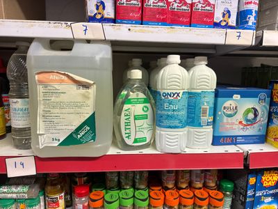 de nombreuses bouteilles de produits d'entretien sur les rayons du magasin