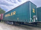 une semi-remorque garée sur le bord de la route