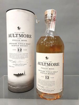 une image représentant une bouteille de whisky à côté d'un bidon