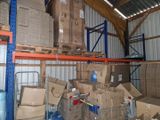 une grande quantité de cartons empilés sur une étagère dans un entrepôt