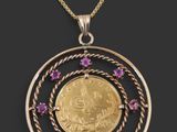 une image représentant une pièce d'or ornée de pierres violettes