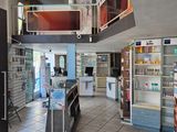 un magasin avec beaucoup d'articles sur les étagères