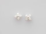 une paire de boucles d'oreilles en diamant sur fond blanc