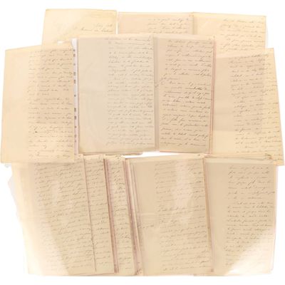 une pile de vieux papiers couverts d'écriture, posée sur une surface blanche