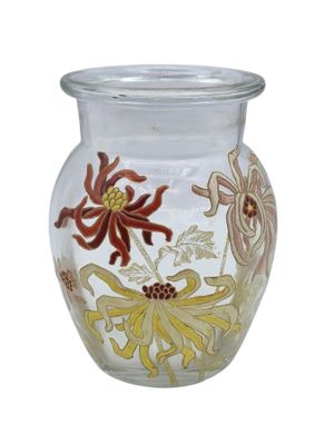 un vase en verre orné d'un motif floral