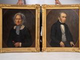 une paire de portraits représentant un homme et une femme tenant chacun une rose