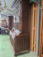 Buffet double corps en bois mouluré et sculpté à décor de po… (photo 3)