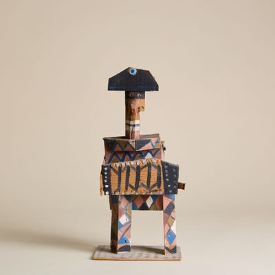 figurine en bois représentant un homme portant un chapeau