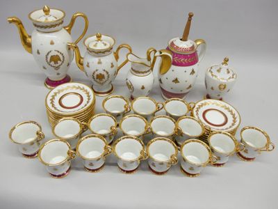plusieurs tasses et soucoupes et une théière sur la table