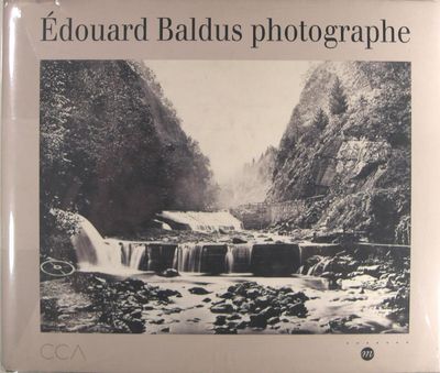 une photo en noir et blanc d'une cascade dans les bois