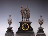 trois types d'horloges exposées sur une table