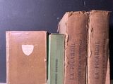trois livres posés côte à côte sur une étagère
