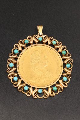 un pendentif en forme de pièce d'or orné de perles de turquoise sur un fond noir