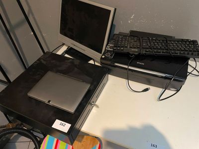 Un lot informatique comprenant un écran d'ordinateur DGM, un…