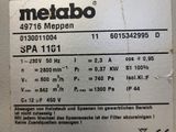 une étiquette au dos d'une machine sur laquelle est inscrit « Metabo »