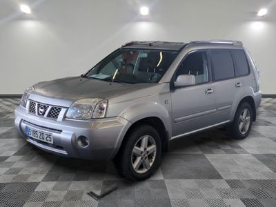 une photo d'un SUV argenté garé dans un garage