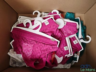 une boîte en carton remplie de sous-vêtements et d'une paire de ciseaux