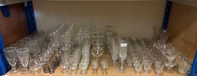 de nombreux verres à vin vides sur une étagère dans la cuisine