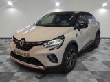 une voiture blanche garée dans une pièce au sol en damier