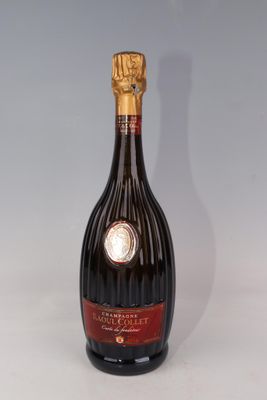 l'image d'une bouteille de vin posée sur une table
