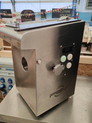 une machine posée sur une table