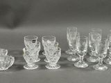 un ensemble de verres et de vases posés sur une table