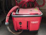 une boîte rouge à laquelle est raccordé un tuyau