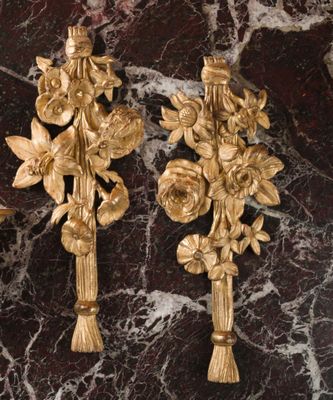deux fleurs dorées accrochées l'une à côté de l'autre sur le mur
