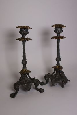 paire de bougeoirs anciens en laiton ornés de fleurs et de feuilles