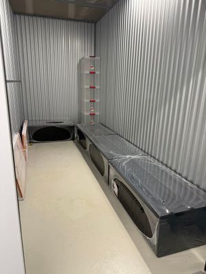 BOX composé de : 4 cantines neuves - 2 portants SPACCO neufs…