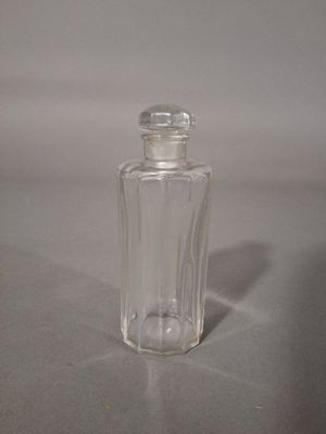 une petite bouteille en verre transparent avec un bouchon transparent