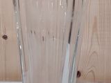 un verre posé sur un plan de travail en marbre