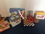 beaucoup de jouets et de livres sur la table