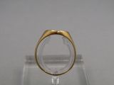 une image représentant une bague en or avec une pierre blanche au centre