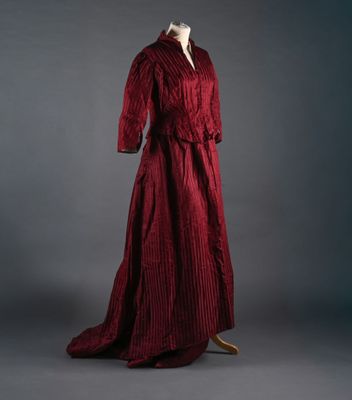 une robe rouge et un manteau sur un mannequin, un mannequin, un mannequin, un mannequin, un mannequin, un mannequin, un mannequin, un mannequin, un mannequin, un mannequin, un mannequin, un mannequin, un mannequin, un mannequin, un mannequin, un mannequin, un mannequin, un mannequin, un mannequin, un mannequin, un mannequin, un mannequin, un mannequin, un mannequin, un mannequin, un mannequin, un mannequin, un mannequin, un mannequin, un mannequin, un mannequin, un mannequin, un mannequin,